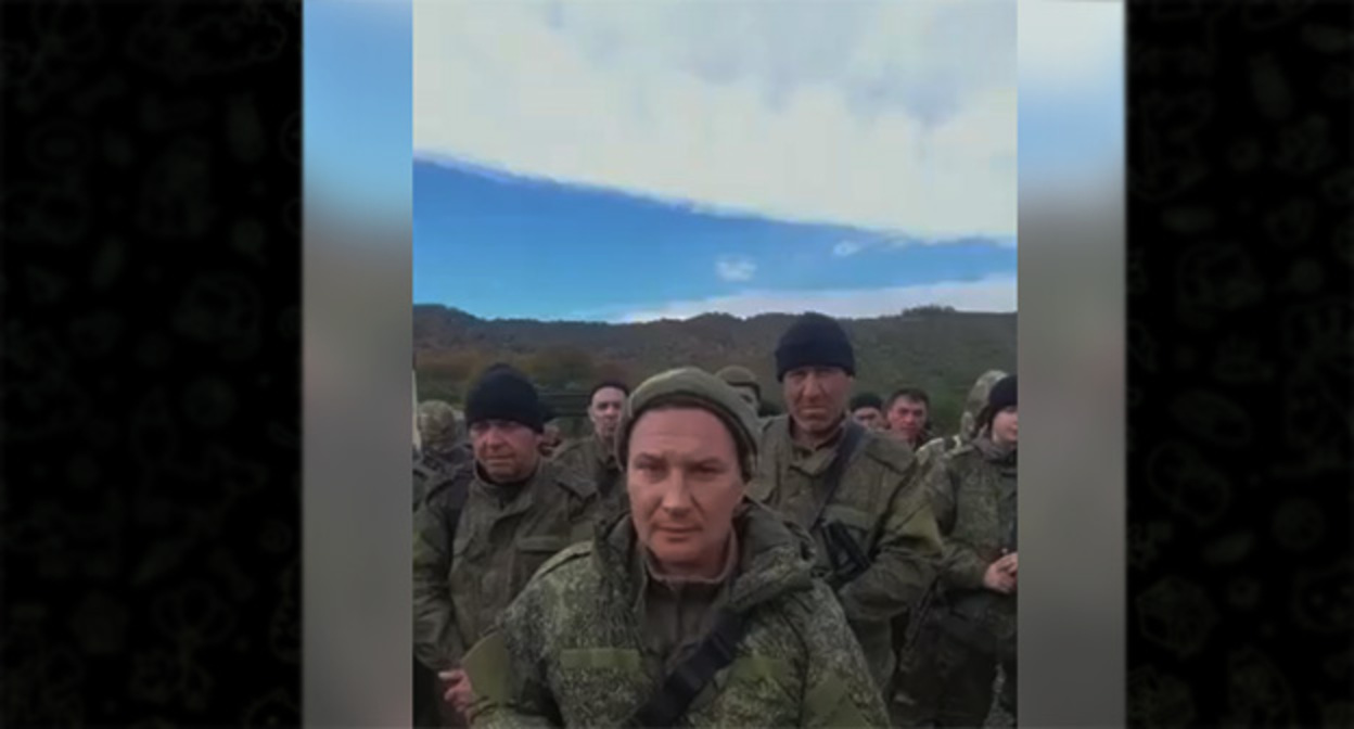 Мобилизованные астраханцы, которые находятся в Северной Осетии, обратились к губернатору Игорю Бабушкину с просьбой предоставить им спальные мешки. Скриншот видео https://t.me/astmkru/207 Мобилизованные астраханцы, которые находятся в Северной Осетии, обратились к губернатору Игорю Бабушкину с просьбой предоставить им спальные мешки. Скриншот видео https://t.me/astmkru/207