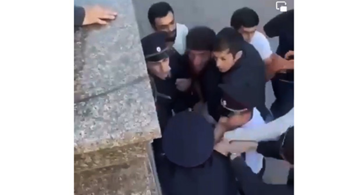 Кадр видео с избиением противника мобилизации в Махачкале. Фото https://t.me/thelawyersays/124 Кадр видео с избиением противника мобилизации в Махачкале. Фото https://t.me/thelawyersays/124