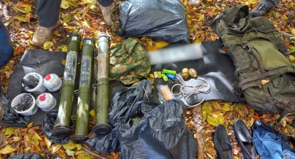 Оружие из схрона. Фото: пресс-служба СКР, https://sledcom.ru/news/item/1734679/ Оружие из схрона. Фото: пресс-служба СКР, https://sledcom.ru/news/item/1734679/