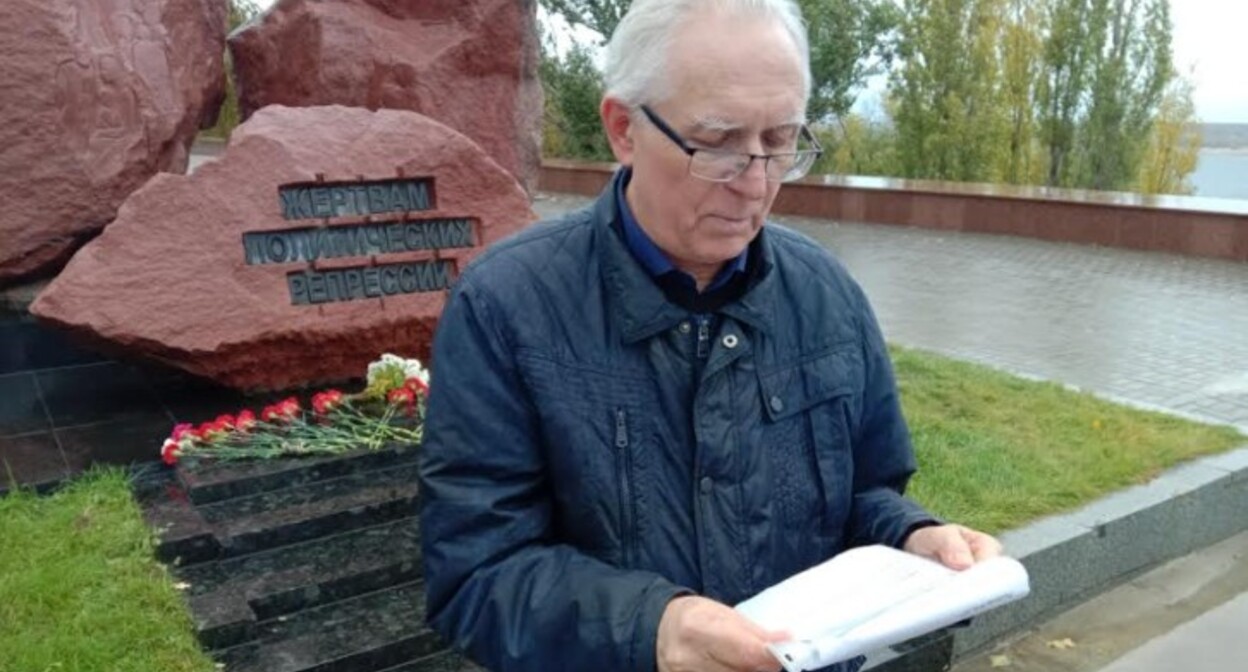 Член партии «Яблоко» Владимир Назаренко зачитывает имена репрессированных. Волгоград, 30 октября 2022 года. Фото Вячеслава Ященко для "Кавказского узла". Член партии «Яблоко» Владимир Назаренко зачитывает имена репрессированных. Волгоград, 30 октября 2022 года. Фото Вячеслава Ященко для "Кавказского узла".