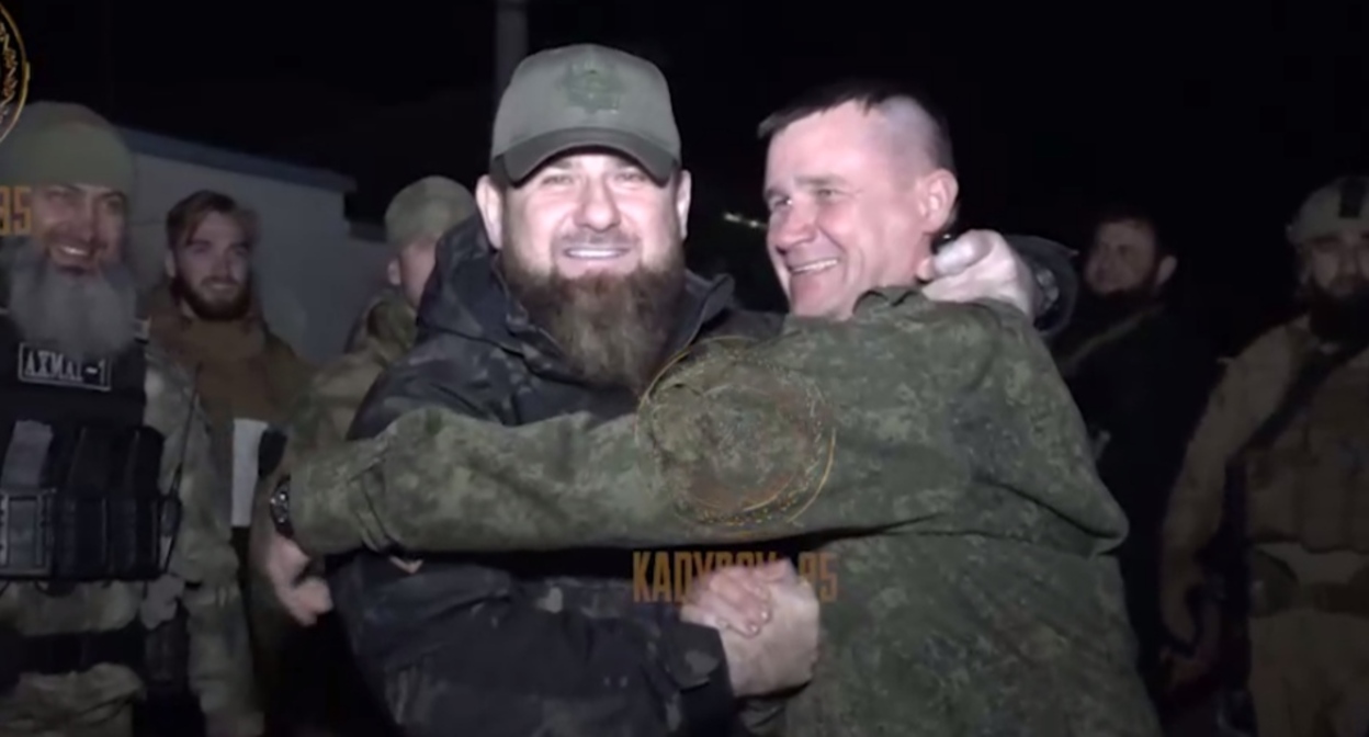 Рамзан Кадыров и Андрей Мордвичёв. Кадр видео, опубликованного в Telegram-канале Рамзана Кадырова и снятого, как утверждается, в Мариуполе 28 марта 2022 года. https://t.me/RKadyrov_95/1668 Рамзан Кадыров и Андрей Мордвичёв. Кадр видео, опубликованного в Telegram-канале Рамзана Кадырова и снятого, как утверждается, в Мариуполе 28 марта 2022 года. https://t.me/RKadyrov_95/1668