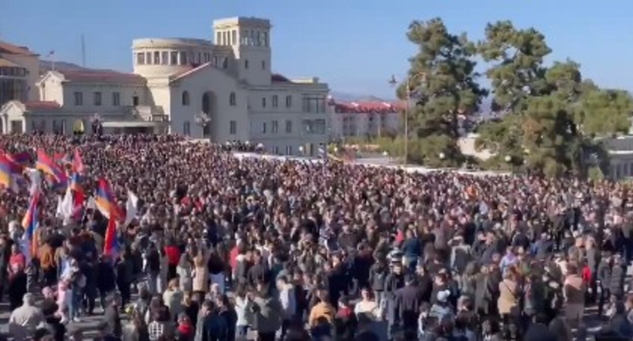 Митинг в Степанакерте 30 октября 2022 года. Стоп-кадр видео. Источник: https://t.me/bagramyan26/41972 Митинг в Степанакерте 30 октября 2022 года. Стоп-кадр видео. Источник: https://t.me/bagramyan26/41972