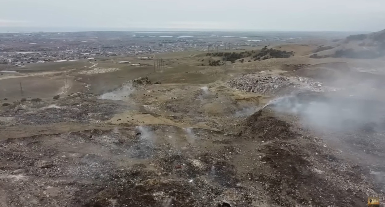 Свалка в пригороде Махачкалы. Стопкадр из видео на странице https://www.youtube.com/watch?v=H_0UhDPpO3k Свалка в пригороде Махачкалы. Стопкадр из видео на странице https://www.youtube.com/watch?v=H_0UhDPpO3k