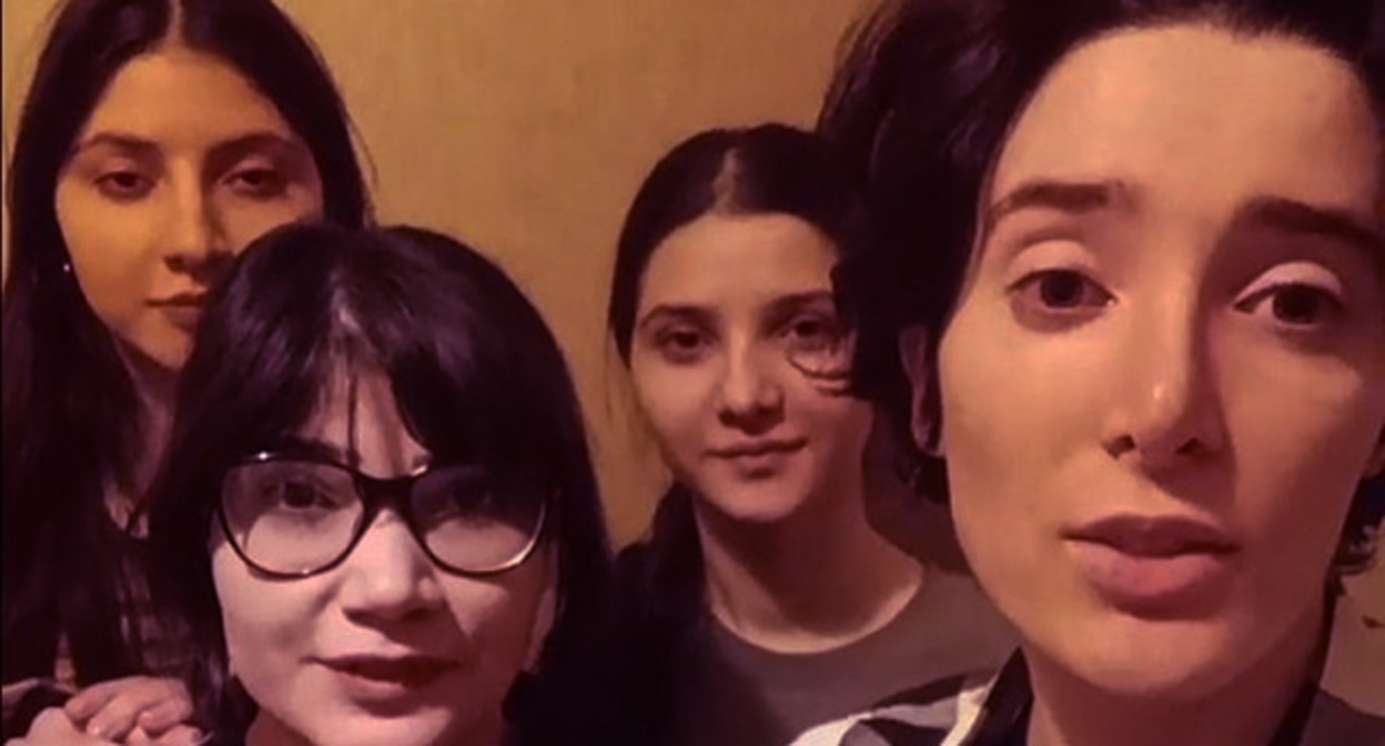 Девушки, обвинившие родственников в домашнем насилии. Скриншот видео Кризисная группа SK SOS t.me/sksosorg Девушки, обвинившие родственников в домашнем насилии. Скриншот видео Кризисная группа SK SOS t.me/sksosorg