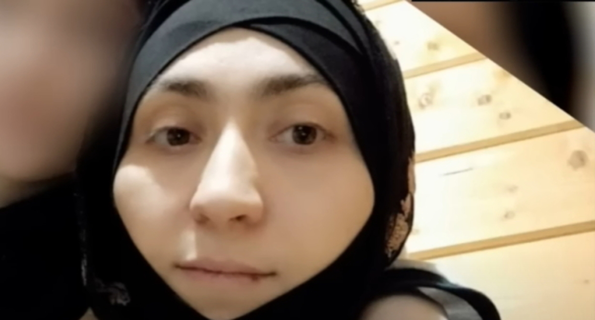 Амина Гериханова, стоп-кадр видео канала CHECHENEC https://www.youtube.com/watch?v=N-ZOZ9dFcZY
