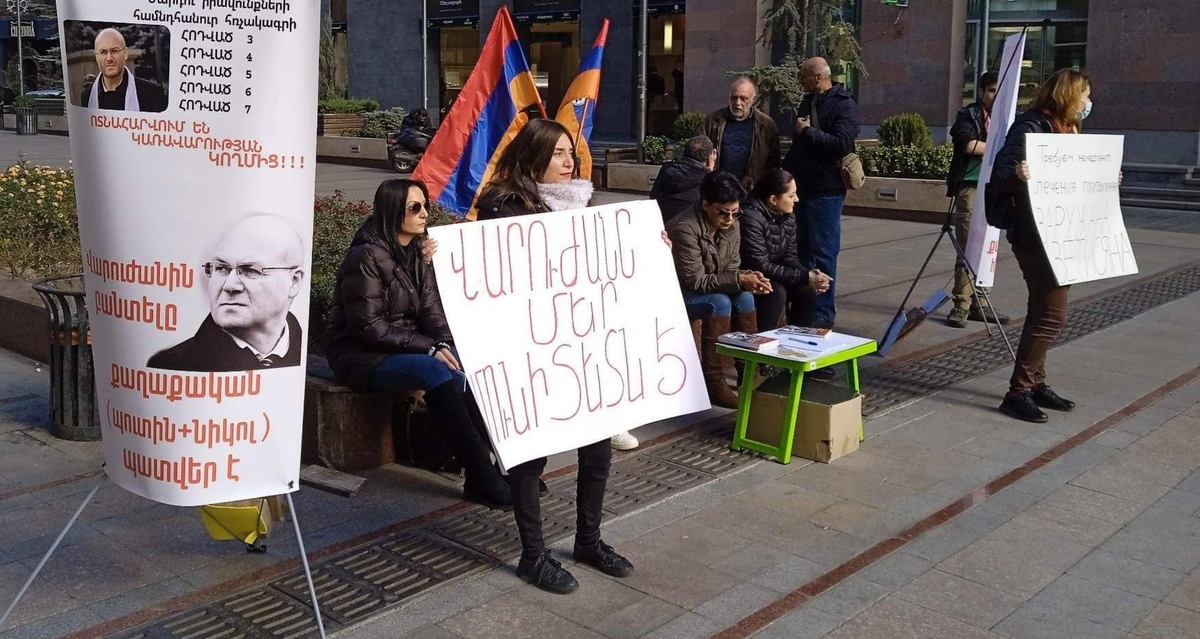 Пикет в поддержку Варужана Аветисяна, в центре - девушка с плакатом "Варужан - наш иммунитет". Ереван, 19 ноября 2022 года. Фото Армине Мартиросян для "Кавказского узла". Пикет в поддержку Варужана Аветисяна, в центре - девушка с плакатом "Варужан - наш иммунитет". Ереван, 19 ноября 2022 года. Фото Армине Мартиросян для "Кавказского узла".