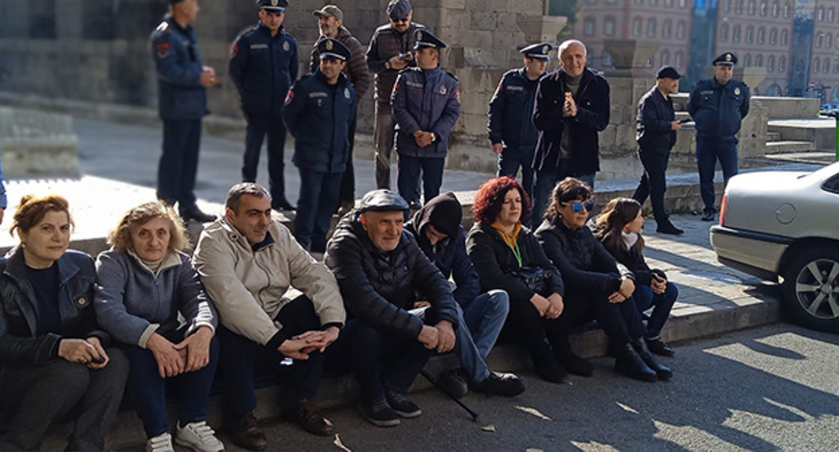 Сторонники Аветисяна, 18 ноября 2022 года. Фото https://www.facebook.com/photo/?fbid=503499065143059&set=pcb.503499255143040 Сторонники Аветисяна, 18 ноября 2022 года. Фото https://www.facebook.com/photo/?fbid=503499065143059&set=pcb.503499255143040