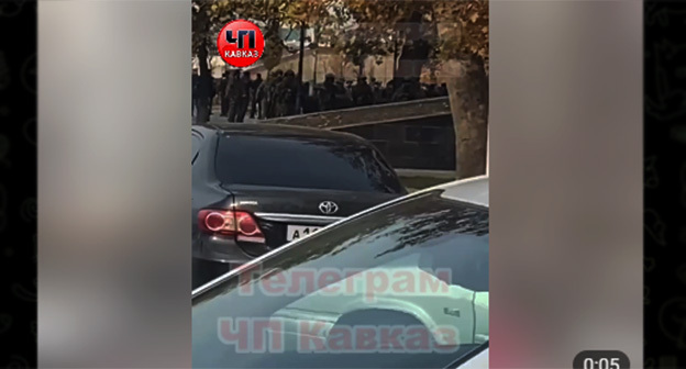 Сотрудники полиции на месте атаки на силовика в Грозном 21 ноября 2022 года. Скриншот видео https://t.me/chp_kavkaz/11355 Сотрудники полиции на месте атаки на силовика в Грозном 21 ноября 2022 года. Скриншот видео https://t.me/chp_kavkaz/11355