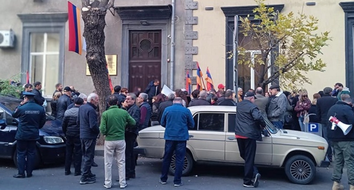 Участники акции у офиса защитника прав человека в Ереване. Фото пресс-службы Национально-демократического полюса / Facebook Участники акции у офиса защитника прав человека в Ереване. Фото пресс-службы Национально-демократического полюса / Facebook