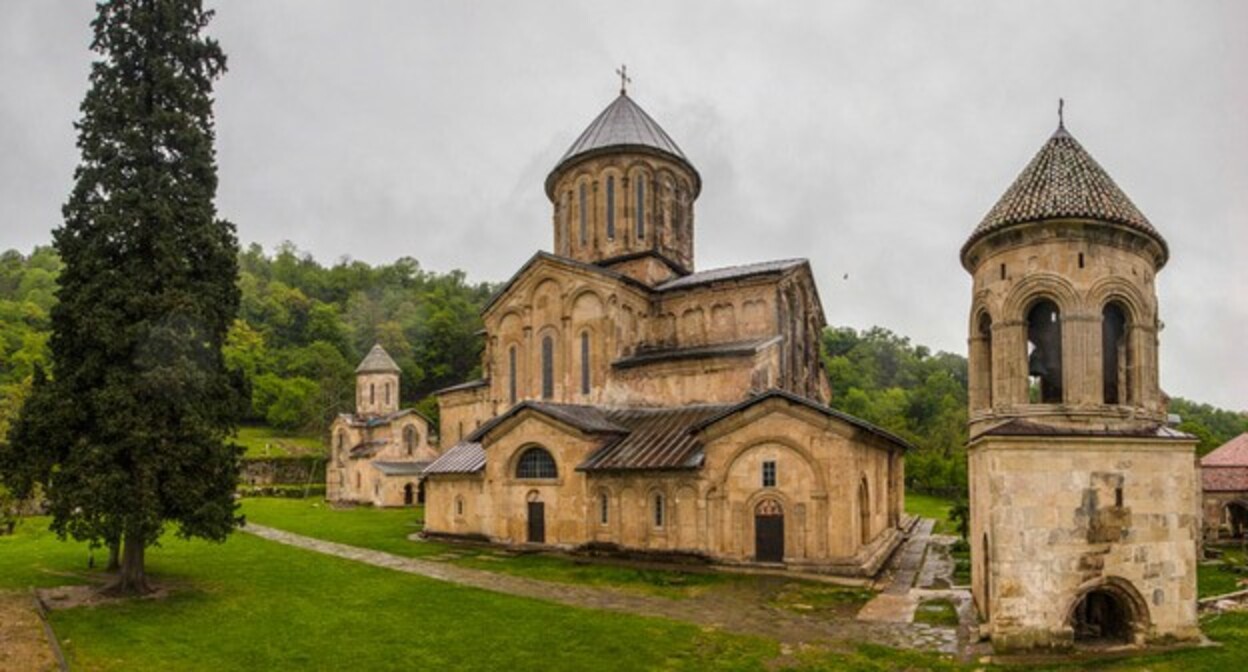Комплекс Гелатский монастырь/ Фото 
Ihor Burliai   https://ru.wikipedia.org/wiki/Гелатский_монастырь#/media/Файл:Gelati_Monastery_1.jpg