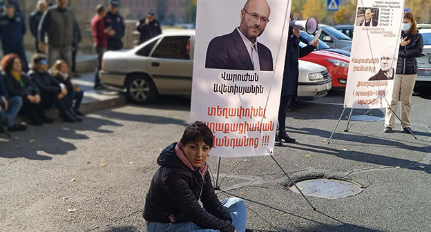 Участники акции в поддержку Варужана Аветисяна. Ереван, ноябрь 2022 г. Фото: https://www.facebook.com/photo/?fbid=503499238476375&set=pcb.503499255143040 Участники акции в поддержку Варужана Аветисяна. Ереван, ноябрь 2022 г. Фото: https://www.facebook.com/photo/?fbid=503499238476375&set=pcb.503499255143040