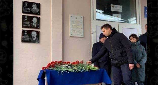 На фасаде школы села Новониколаевка открыты мемориальные доски памяти погибших на Украине военных. Фото: https://t.me/azovskiyrayon/2458 На фасаде школы села Новониколаевка открыты мемориальные доски памяти погибших на Украине военных. Фото: https://t.me/azovskiyrayon/2458
