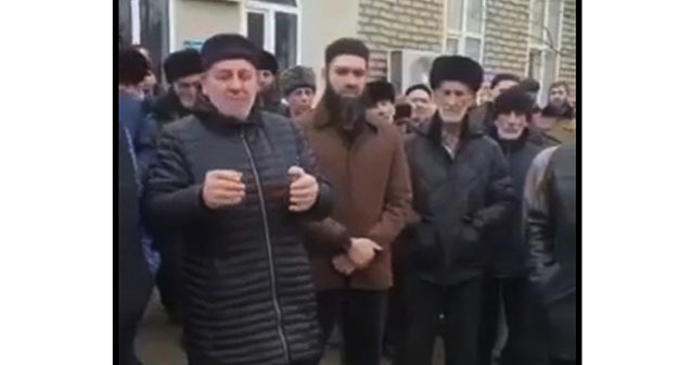 Обращение жителей села Хамамюрт Хасавюртовского района к главе Дагестана Сергею Меликову. Скриншот видео паблика "Голос Дагестана" ВКонтакте Обращение жителей села Хамамюрт Хасавюртовского района к главе Дагестана Сергею Меликову. Скриншот видео паблика "Голос Дагестана" ВКонтакте