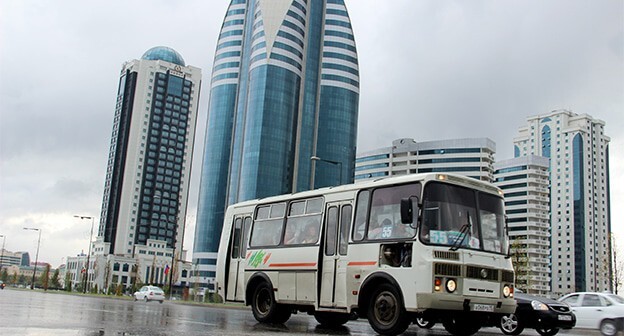 Автобус на улицах Грозного. Фото Магомеда Магомедова для "Кавказского узла" Автобус на улицах Грозного. Фото Магомеда Магомедова для "Кавказского узла"