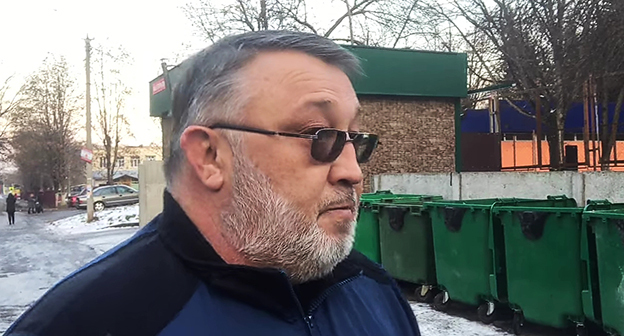 Кадр ролика, на котором Карданов рассказывает о переносе мусорных баков к детской площадке. Скриншот видео YouTube-канал "Сделано в КБР". Кадр ролика, на котором Карданов рассказывает о переносе мусорных баков к детской площадке. Скриншот видео YouTube-канал "Сделано в КБР".
