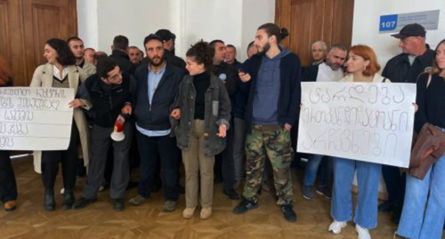 Студенты Тбилисского государственного университета. Октябрь 2022 г. Фото: https://www.newsgeorgia.ge/v-tbilisskom-gosuniversitete-protestujut-protiv-vyborov-rektora-s-uchastiem-odnogo-kandidata/ Студенты Тбилисского государственного университета. Октябрь 2022 г. Фото: https://www.newsgeorgia.ge/v-tbilisskom-gosuniversitete-protestujut-protiv-vyborov-rektora-s-uchastiem-odnogo-kandidata/