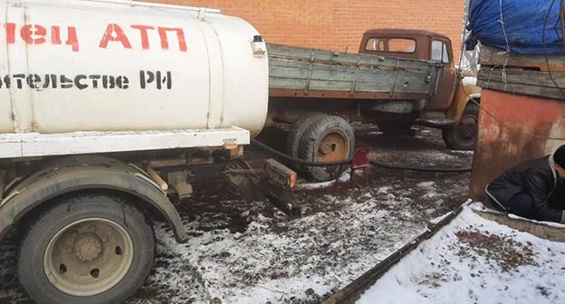 Подвоз воды в селе Гейрбек-Юрт Назрановского района. Фото: https://nazran-rayon.ru/ Подвоз воды в селе Гейрбек-Юрт Назрановского района. Фото: https://nazran-rayon.ru/