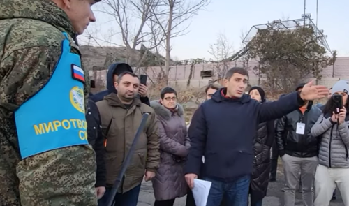 Жители Нагорного Карабаха на встрече с российскими миротворцами в декабре 2022 года. Стоп-кадр видео "Кавказского узла", https://youtu.be/hH3Vv_6_EtU Жители Нагорного Карабаха на встрече с российскими миротворцами в декабре 2022 года. Стоп-кадр видео "Кавказского узла", https://youtu.be/hH3Vv_6_EtU