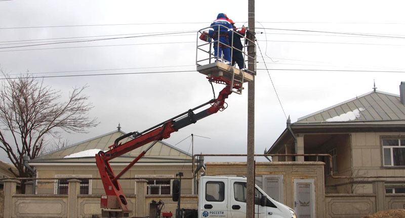 Специалисты "Россети Северный Кавказ" ремонтируют линию электропередачи. Фото: пресс-служба компании http://www.dagenergo.ru/index.php/press-tsentr/novosti-kompanii/1271-rosseti-vosstanovili-narushennoe-nepogodoj-energosnabzhenie-v-zone-otvetstvennosti-kompanii-v-respublike-dagestan Специалисты "Россети Северный Кавказ" ремонтируют линию электропередачи. Фото: пресс-служба компании http://www.dagenergo.ru/index.php/press-tsentr/novosti-kompanii/1271-rosseti-vosstanovili-narushennoe-nepogodoj-energosnabzhenie-v-zone-otvetstvennosti-kompanii-v-respublike-dagestan