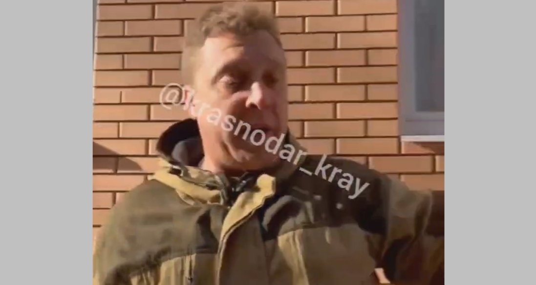 Участник уличного конфликта в Краснодаре. Кадр видео из телеграм-канала "Краснодар край" https://t.me/s/krasnodarkray1/13874 Участник уличного конфликта в Краснодаре. Кадр видео из телеграм-канала "Краснодар край" https://t.me/s/krasnodarkray1/13874
