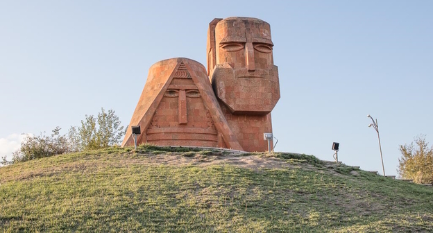Монумент "Мы — наши горы", фото: Vadim Tolbatov? https://ru.wikipedia.org/wiki/%D0%9C%D1%8B_%E2%80%94_%D0%BD%D0%B0%D1%88%D0%B8_%D0%B3%D0%BE%D1%80%D1%8B Монумент "Мы — наши горы", фото: Vadim Tolbatov? https://ru.wikipedia.org/wiki/%D0%9C%D1%8B_%E2%80%94_%D0%BD%D0%B0%D1%88%D0%B8_%D0%B3%D0%BE%D1%80%D1%8B