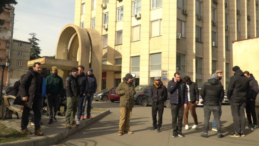 Акция протеста операторов "Формулы ТВ". Скриншот фото с сайте Netgazeti от 04.02.23, https://netgazeti.ge/news/653323/. Акция протеста операторов "Формулы ТВ". Скриншот фото с сайте Netgazeti от 04.02.23, https://netgazeti.ge/news/653323/.
