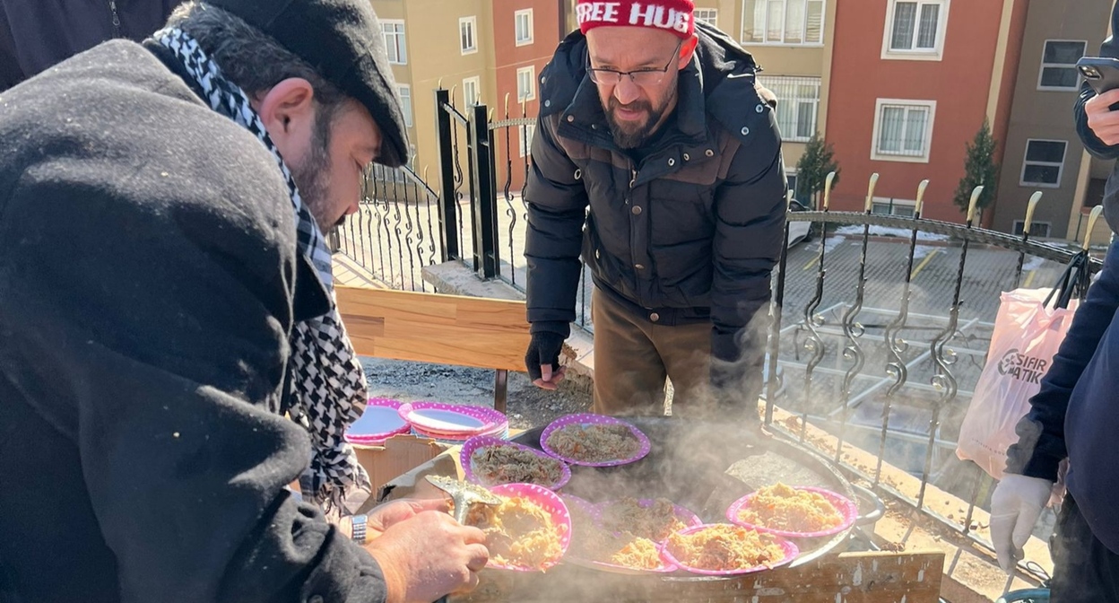 Активисты готовят еду для пострадавших от землетрясения. Фото предоставлено "Кавказскому узлу" Ассоциацией Имама Шамиля.