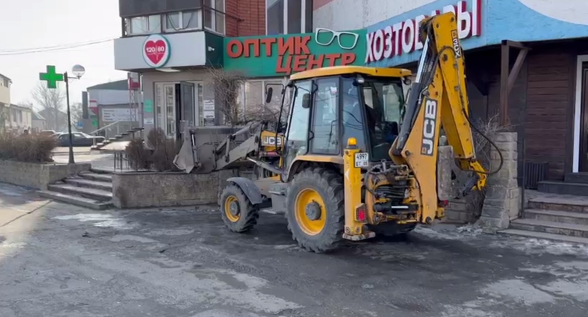 Демонтаж входной группы здания в Махачкале. Кадр видео из телеграм-канала Ризвана Газимагомедова https://t.me/rizvangazimagomedov/1061 Демонтаж входной группы здания в Махачкале. Кадр видео из телеграм-канала Ризвана Газимагомедова https://t.me/rizvangazimagomedov/1061