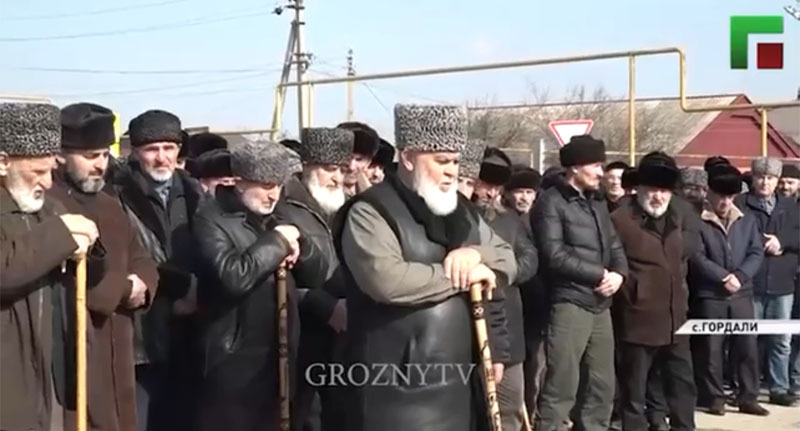 Участники церемонии примирения "кровников", стоп-кадр видео ЧГТРК "Грозный" https://www.instagram.com/p/CpH6BFojm9G/?hl=ru Участники церемонии примирения "кровников", стоп-кадр видео ЧГТРК "Грозный" https://www.instagram.com/p/CpH6BFojm9G/?hl=ru