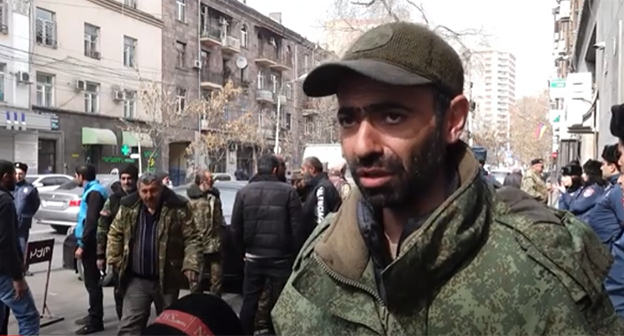 Участник акции протеста. Скриншот видео https://www.youtube.com/watch?v=EctIXLevqkI Участник акции протеста. Скриншот видео https://www.youtube.com/watch?v=EctIXLevqkI