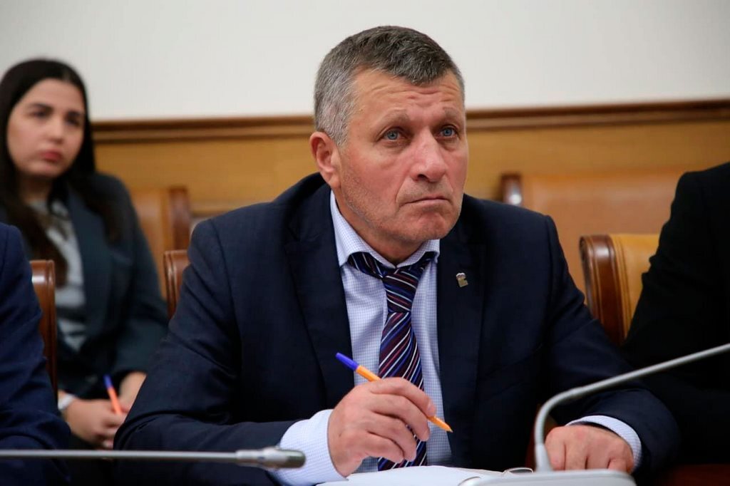 Исполняющий обязанности руководителя администрации Цунтинского района Ахмед Гамзатов. Фото: https://riadagestan.ru Исполняющий обязанности руководителя администрации Цунтинского района Ахмед Гамзатов. Фото: https://riadagestan.ru