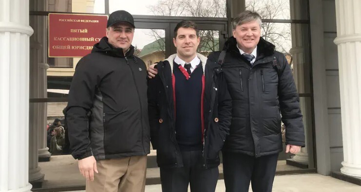 Константин Самсонов, Александр Акопов и Шамиль Султанов у здания кассационного суда в Пятигорске 1 марта 2023 года. Скриншот со страницы сайта, где собрана информация об уголовных делах в отношении российских Свидетелей Иеговы*. Константин Самсонов, Александр Акопов и Шамиль Султанов у здания кассационного суда в Пятигорске 1 марта 2023 года. Скриншот со страницы сайта, где собрана информация об уголовных делах в отношении российских Свидетелей Иеговы*.