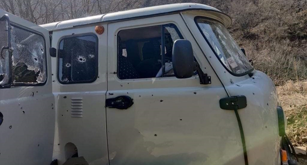Обстрелянный в Нагорном Карабахе автомобиль, фото: пресс-служба МВД Нагорного Карабаха Обстрелянный в Нагорном Карабахе автомобиль, фото: пресс-служба МВД Нагорного Карабаха