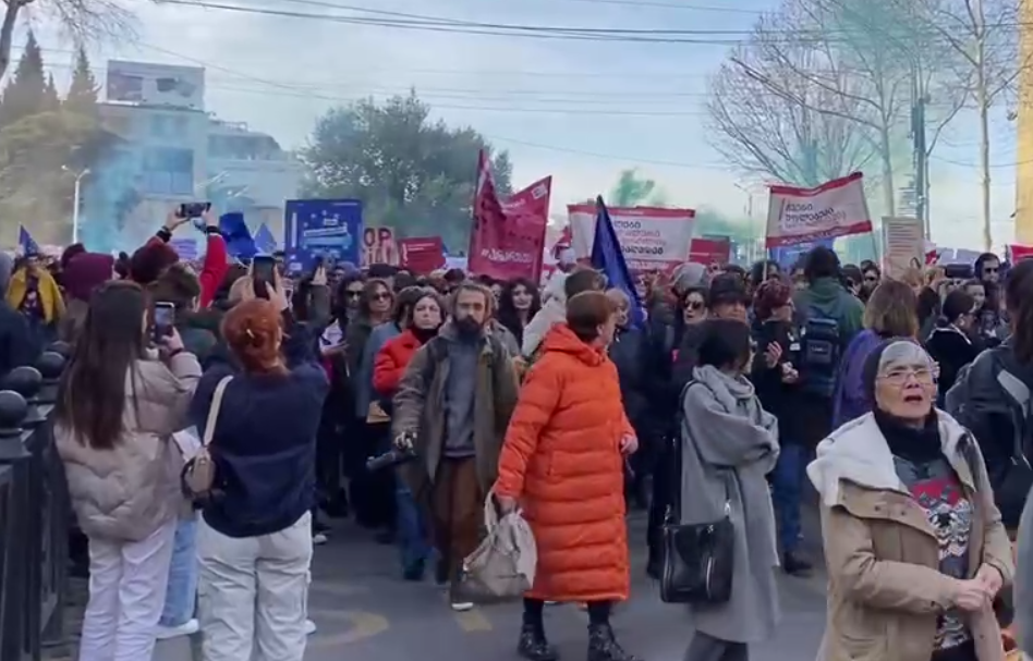 Женский марш в Тбилиси. Стоп-кадр видео Telegram-канала RusNews от 08.03.23, https://t.me/smirusnews/29514 Женский марш в Тбилиси. Стоп-кадр видео Telegram-канала RusNews от 08.03.23, https://t.me/smirusnews/29514