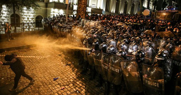 Сотрудники полиции во время акции протеста в Тбилиси. Фото: dynaimage.cdn.cnn.com https://eadaily.com Сотрудники полиции во время акции протеста в Тбилиси. Фото: dynaimage.cdn.cnn.com https://eadaily.com