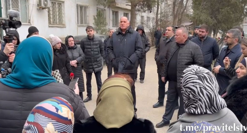 Председатель правительства Дагестана Абдулмуслим Абдулмуслимов во время встречи с жильцами аварийных общежитий в Каспийске. Стопкадр из видео https://t.me/pravitelstvord/8096 Председатель правительства Дагестана Абдулмуслим Абдулмуслимов во время встречи с жильцами аварийных общежитий в Каспийске. Стопкадр из видео https://t.me/pravitelstvord/8096