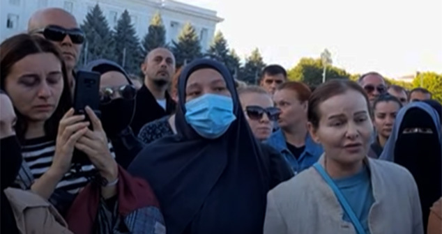 Участники акции протеста против мобилизации. Скриншот видео "Кавказского узла" https://www.youtube.com/watch?v=PNvo-9KMwvs Участники акции протеста против мобилизации. Скриншот видео "Кавказского узла" https://www.youtube.com/watch?v=PNvo-9KMwvs