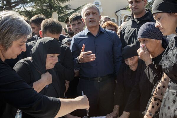 Похороны Инала Джабиева. Фото: https://sova.news/2020/09/01/smert-inala-dzhabieva-chto-proishodit-v-tshinvali/