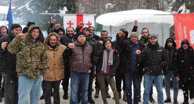 Работники завода "Саирме" во время забастовки. Фото: https://ru.netgazeti.ge/48749/ Работники завода "Саирме" во время забастовки. Фото: https://ru.netgazeti.ge/48749/