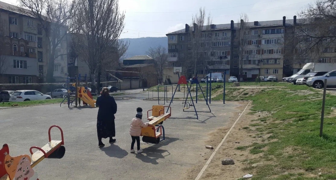 Детская площадка во дворе домов по проспекту Шамиля. Фото Олега Ионова для "Кавказского узла". Детская площадка во дворе домов по проспекту Шамиля. Фото Олега Ионова для "Кавказского узла".