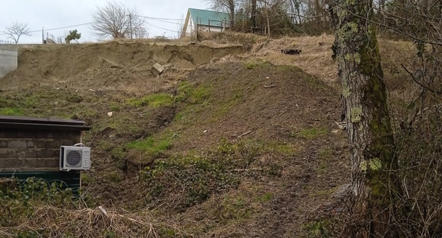 Склон перед домом Мироновых в Сочи, фото К. Романовой для "Кавказского узла" Склон перед домом Мироновых в Сочи, фото К. Романовой для "Кавказского узла"