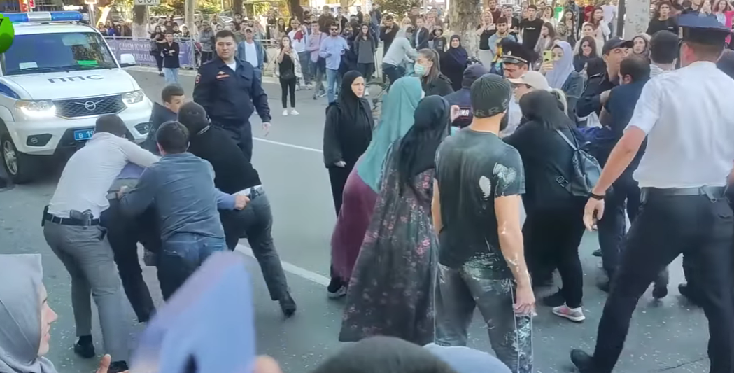 Разгон протестов против мобилизации в Махачкале. Стоп-кадр видео "Кавказского узла", https://www.youtube.com/watch?v=bCBMViHbxGI&t=7s
Разгон протестов против мобилизации в Махачкале. Стоп-кадр видео "Кавказского узла", https://www.youtube.com/watch?v=bCBMViHbxGI&t=7s