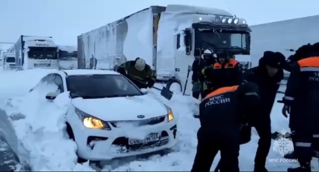 Сотрудники МЧС на трассе "Дон", фото: пресс-служба МЧС Сотрудники МЧС на трассе "Дон", фото: пресс-служба МЧС