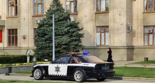Автомобиль возле здания администрации Кубани, фото: Елена Синеок, "Юга.ру" Автомобиль возле здания администрации Кубани, фото: Елена Синеок, "Юга.ру"