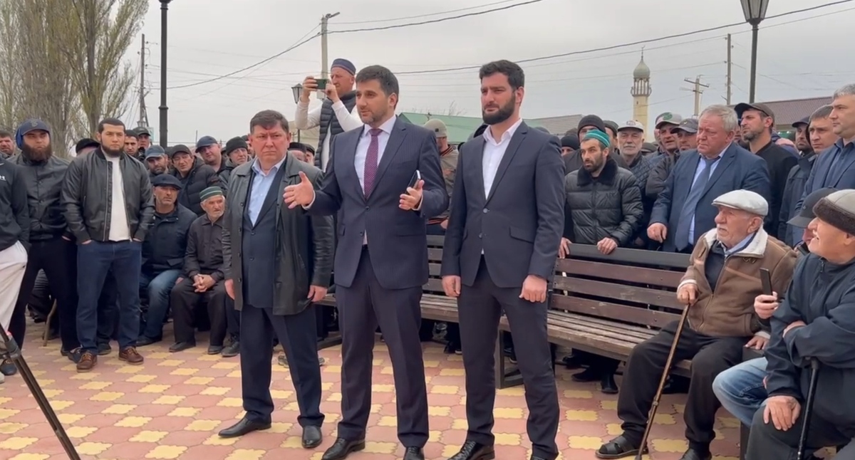 И.о. главы Буйнакского района Уллубий Ханмурзаев выступает перед участниками схода в селе Чиркей. Кадр видео администрации Буйнакского района https://www.youtube.com/watch?v=EOodjY4k5dg&t=2s И.о. главы Буйнакского района Уллубий Ханмурзаев выступает перед участниками схода в селе Чиркей. Кадр видео администрации Буйнакского района https://www.youtube.com/watch?v=EOodjY4k5dg&t=2s