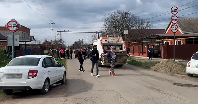 Жители станицы Полтавская заблокировали улицу Тельмана. Фото Натальи Гаряевой для "Кавказского узла" Жители станицы Полтавская заблокировали улицу Тельмана. Фото Натальи Гаряевой для "Кавказского узла"