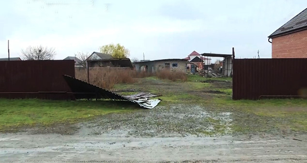 Дом, где находились предполагаемые боевики. Стоп-кадр видео из Telegram-канала "Известия" от 08.04.23, https://t.me/izvestia/127602 Дом, где находились предполагаемые боевики. Стоп-кадр видео из Telegram-канала "Известия" от 08.04.23, https://t.me/izvestia/127602