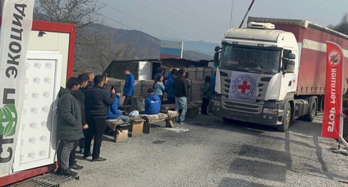 Грузовик МККК на месте блокады Лачинского коридора, фото: https://report.az/ru/karabakh/po-doroge-hankendi-lachyn-besprepyatstvenno-proehali-13-avtomobilej-mkkk/ Грузовик МККК на месте блокады Лачинского коридора, фото: https://report.az/ru/karabakh/po-doroge-hankendi-lachyn-besprepyatstvenno-proehali-13-avtomobilej-mkkk/