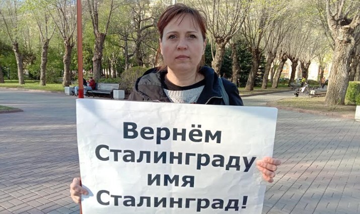 Одиночный пикет Таисии Колдашевой. Волгоград, 17 апреля 2023 года. Фото Вячеслава Ященко для "Кавказского узла". Одиночный пикет Таисии Колдашевой. Волгоград, 17 апреля 2023 года. Фото Вячеслава Ященко для "Кавказского узла".