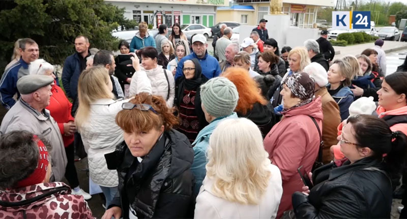 Армавирцы во время схода из-за длительного отсутствия газоснабжения. Стоп-кадр из видео https://kuban24.tv/item/vynuzhdeny-gotovit-edu-na-kostre-zhiteli-staroj-stanitsy-armavira-pozhalovalis-na-otsutstvie-gaza Армавирцы во время схода из-за длительного отсутствия газоснабжения. Стоп-кадр из видео https://kuban24.tv/item/vynuzhdeny-gotovit-edu-na-kostre-zhiteli-staroj-stanitsy-armavira-pozhalovalis-na-otsutstvie-gaza